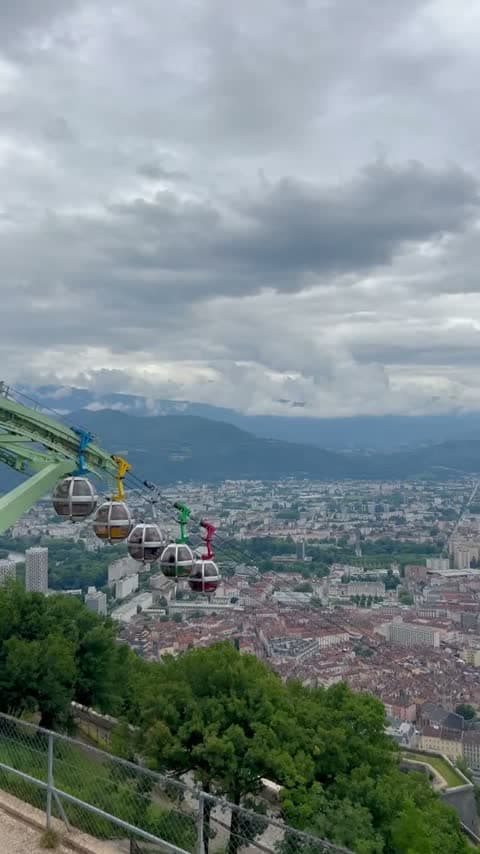 Vue aérienne de Grenoble et ses montagnes